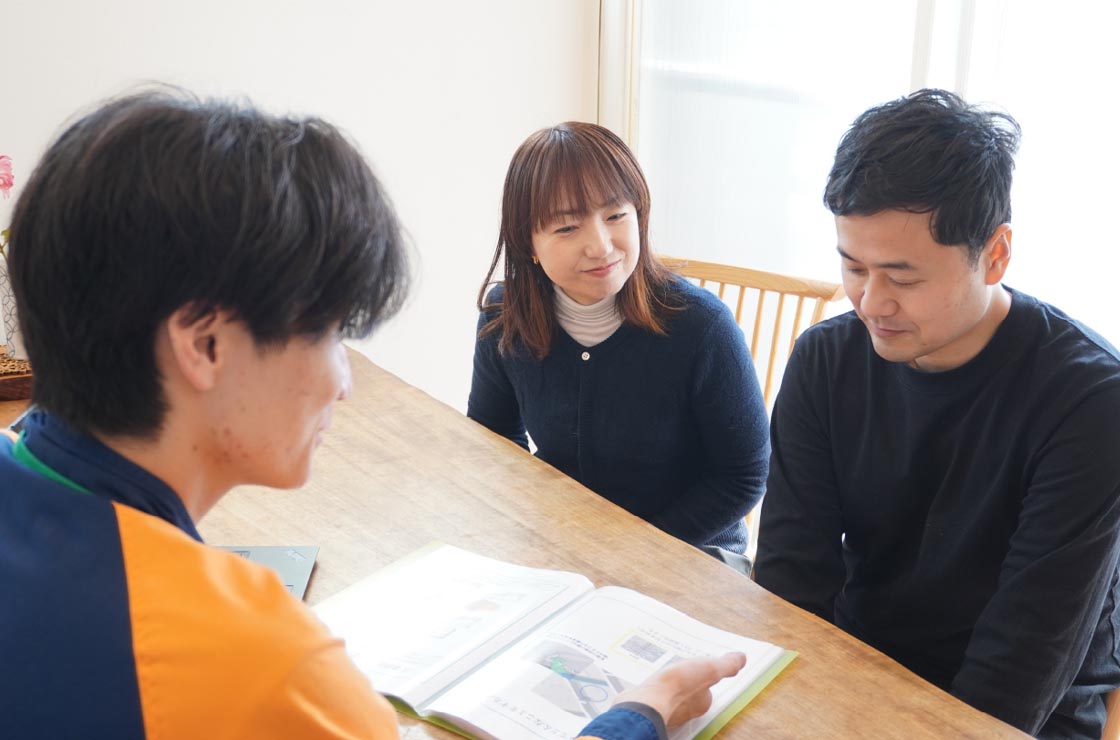 点検結果をお客様に説明する様子