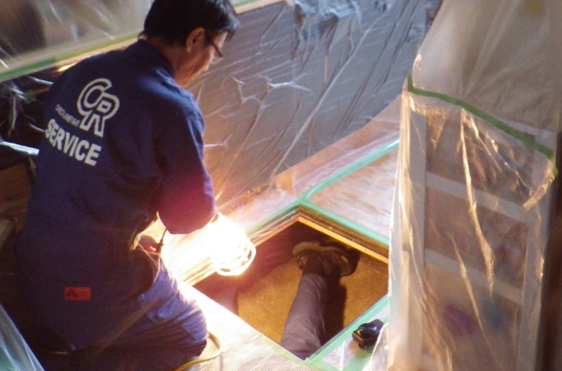 複数の作業員が資材を搬入している風景