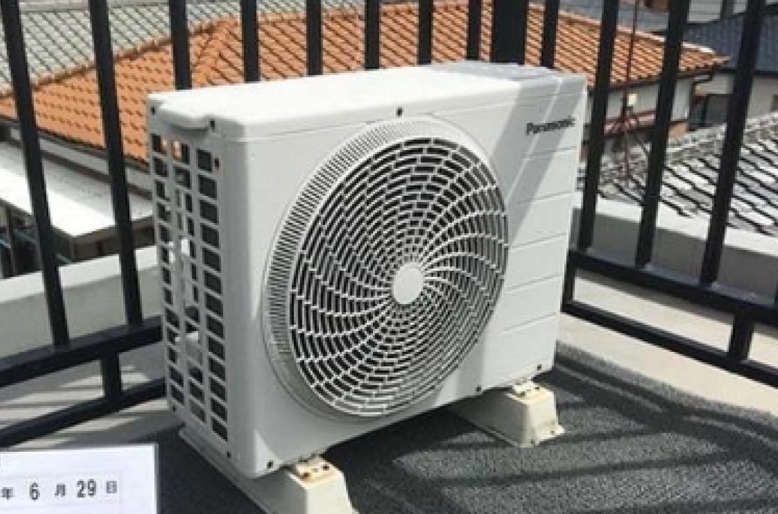 施工後塗装が完了し、美しく仕上がった室外機