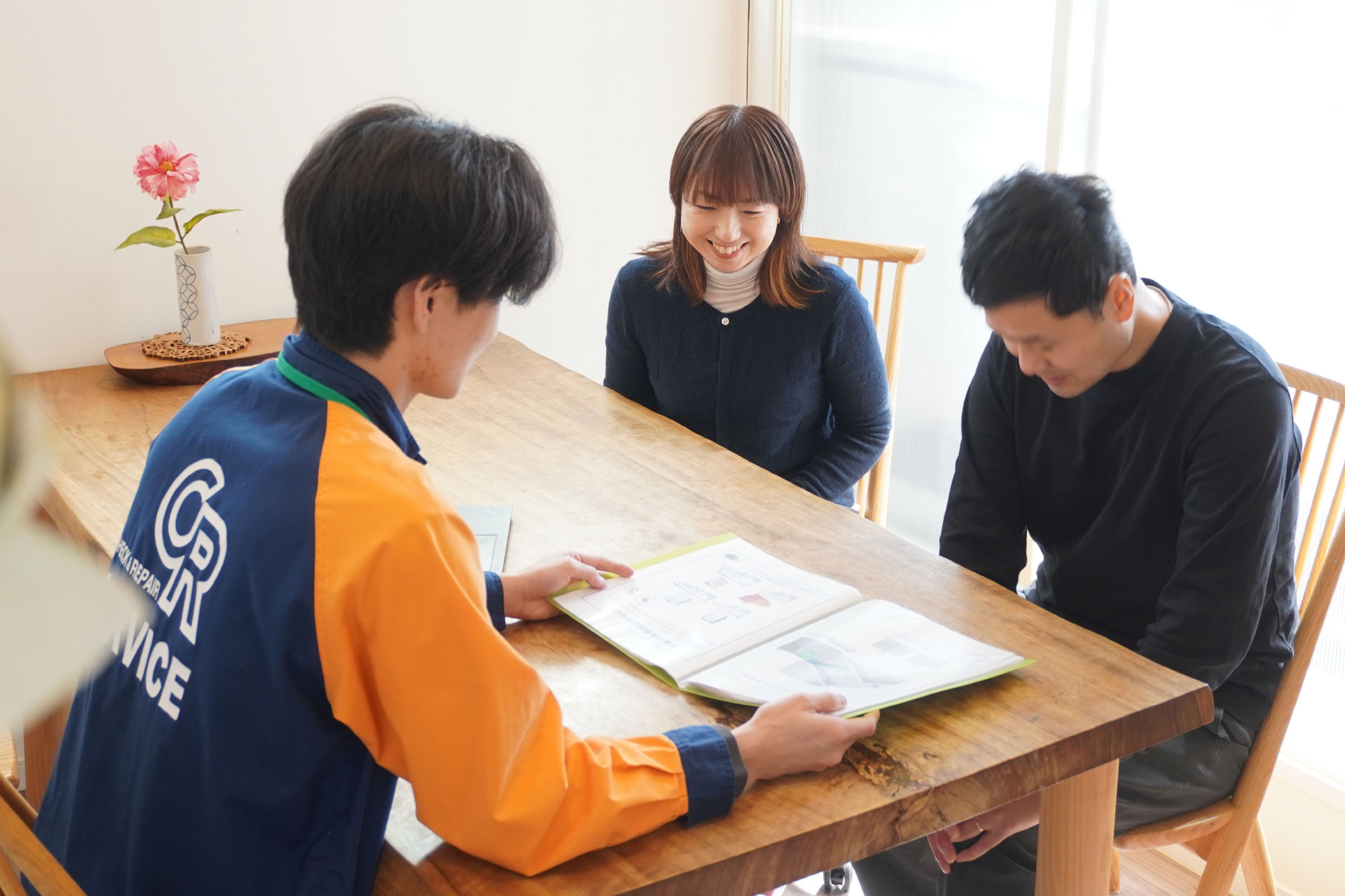 現場点検・施工の内容を説明するスタッフ